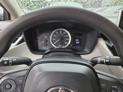 Used 2020 Toyota Corolla LE FWD image 3