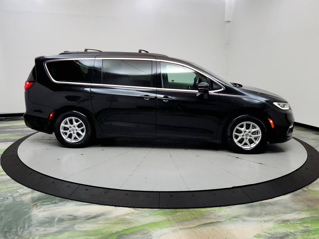 Used 2022 Chrysler Pacifica Touring-L FWD image 4