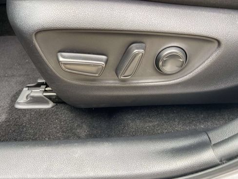 Used 2019 Toyota RAV4 XLE w/ Convenience Package FWD image 18