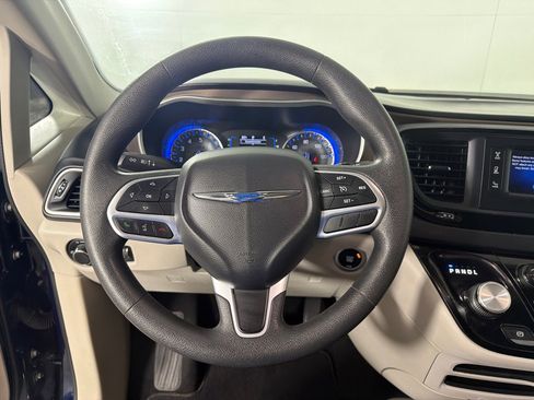 Used 2017 Chrysler Pacifica LX FWD image 15