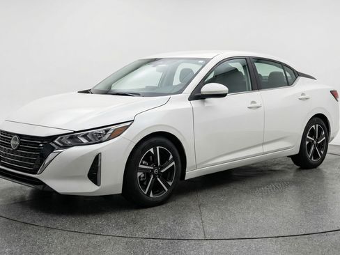 Used 2025 Nissan Sentra SV image 3