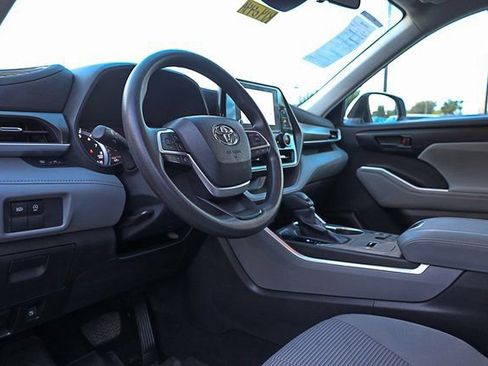 Used 2023 Toyota Highlander L image 36