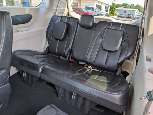 Used 2023 Chrysler Pacifica Touring-L FWD image 19
