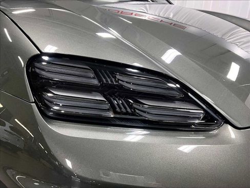 Used 2025 Porsche Macan 4 Electric image 15