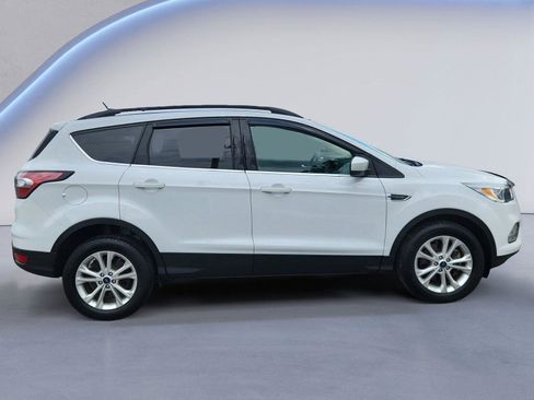 Used 2018 Ford Escape SE w/ SE Sync 3 Package AWD/4WD image 2