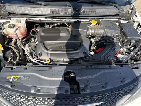 Used 2023 Chrysler Voyager LX FWD image 20