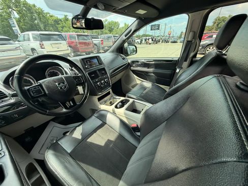 Used 2019 Dodge Grand Caravan SXT FWD image 16