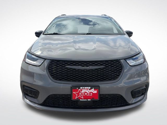Used 2025 Chrysler Pacifica Limited FWD image 2