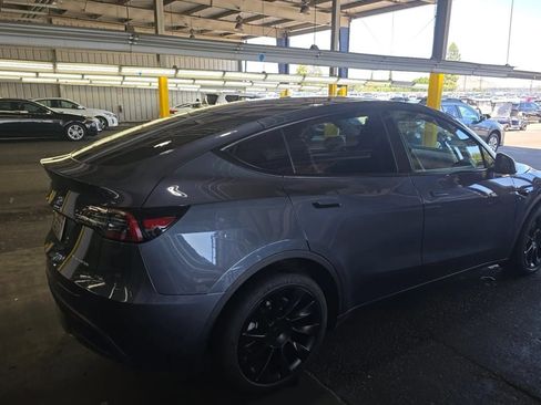 Used 2024 Tesla Model Y Long Range AWD/4WD image 4