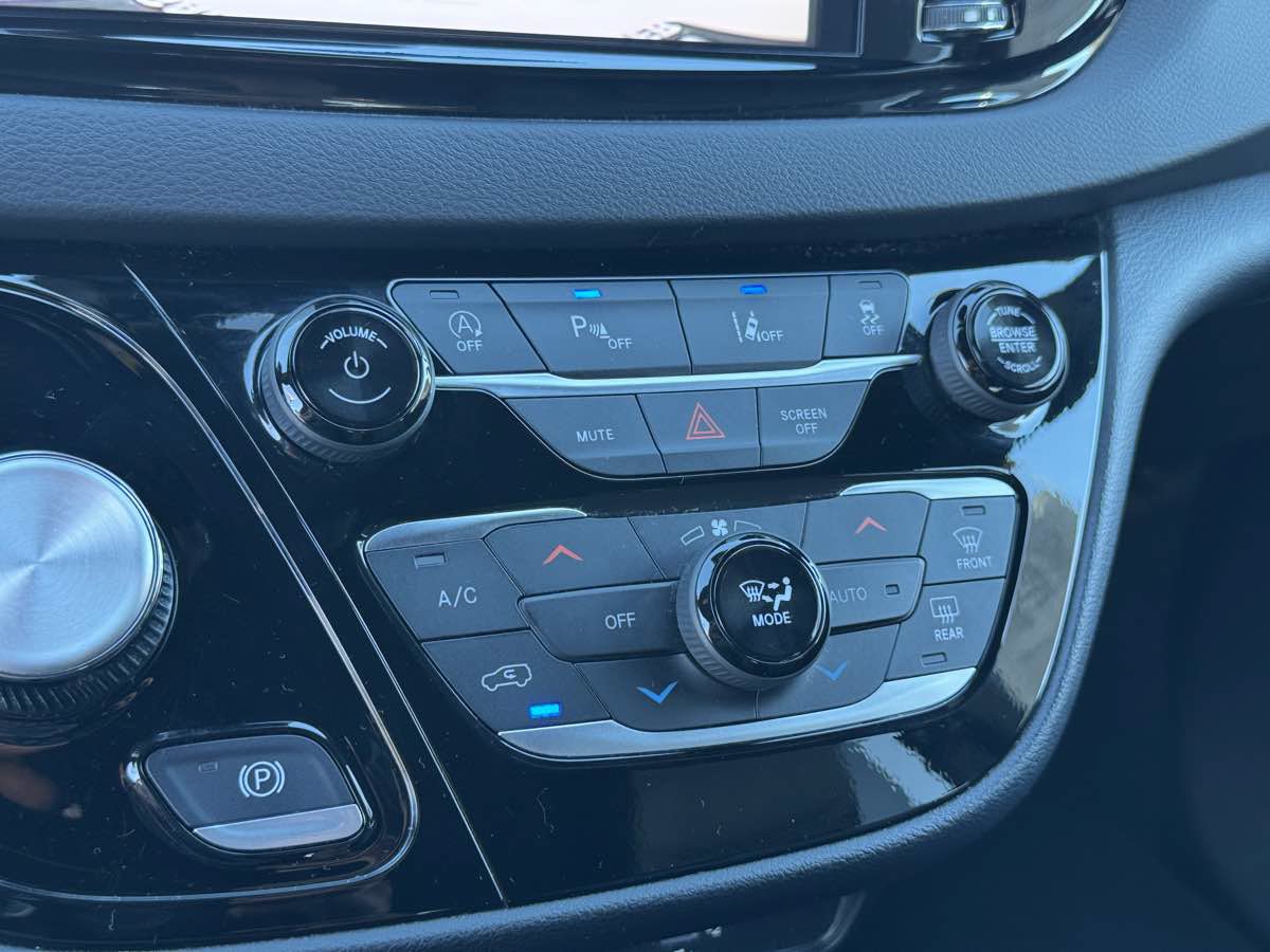 Used 2026 Chrysler Pacifica Select FWD image 31