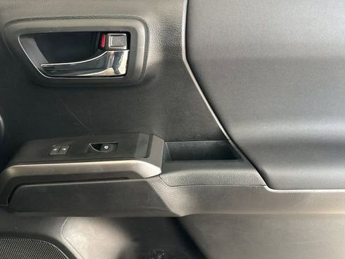 Used 2017 Toyota Tacoma TRD Sport image 18