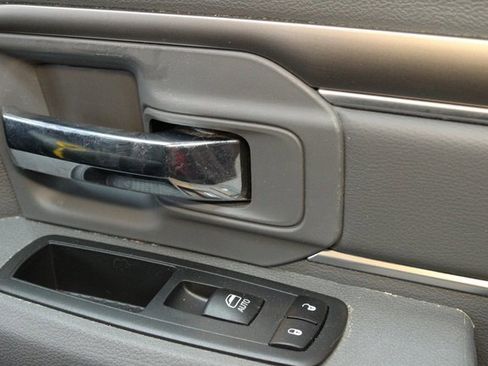 Used 2018 RAM 1500 Classic SLT image 9