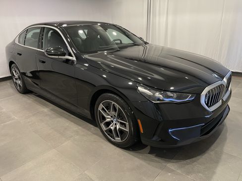 Used 2024 BMW i5 eDrive40i w/ Premium Package RWD image 3