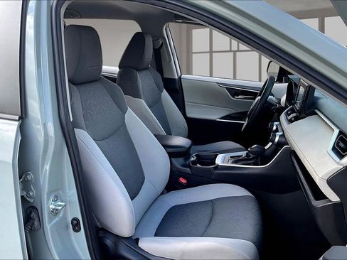 Used 2021 Toyota RAV4 XLE image 28