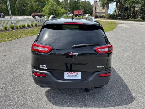 Used 2017 Jeep Cherokee Latitude w/ Comfort/Convenience Group FWD image 34
