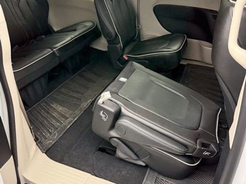 Used 2022 Chrysler Pacifica Limited FWD image 49