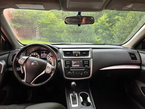 Used 2017 Nissan Altima 2.5 SR w/ Midnight Edition Package FWD image 3