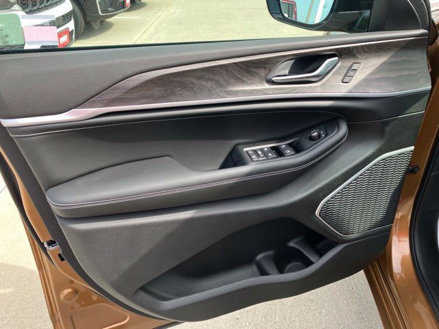 New 2026 Jeep Grand Cherokee Limited AWD/4WD image 9