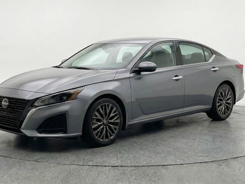 Used 2025 Nissan Altima 2.5 SV image 3