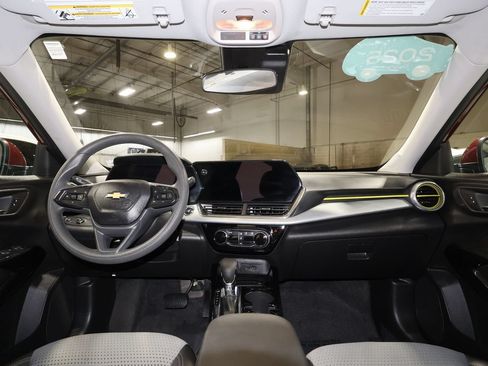 Certified 2025 Chevrolet Trax LT FWD image 28