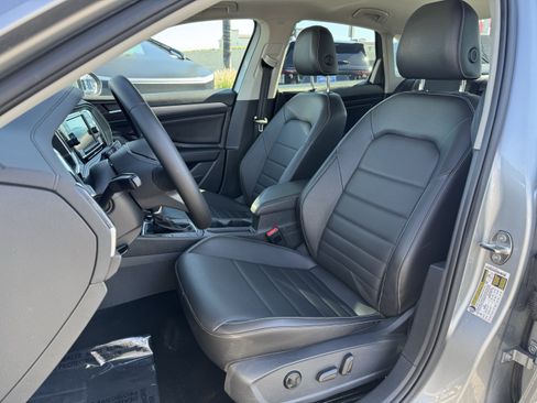 Used 2022 Volkswagen Jetta SE w/ Panoramic Sunroof Package FWD image 15