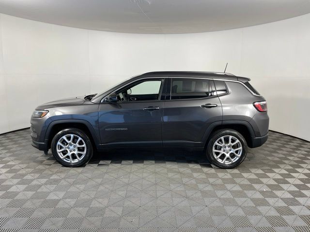 Used 2023 Jeep Compass Latitude AWD/4WD image 4