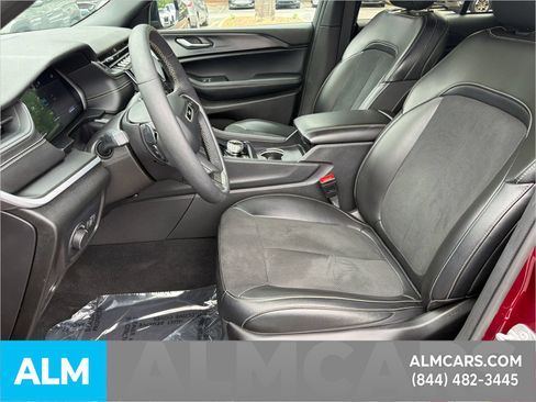 Used 2025 Jeep Grand Cherokee Altitude AWD/4WD image 10