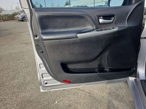 Used 2017 Toyota Sienna SE image 16