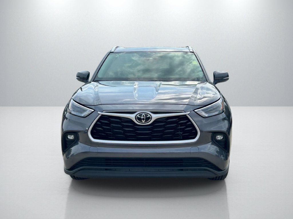 Used 2025 Toyota Highlander XLE FWD image 2