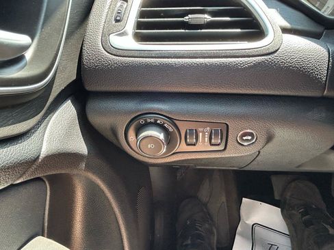 Used 2015 Chrysler 200 Limited FWD image 25