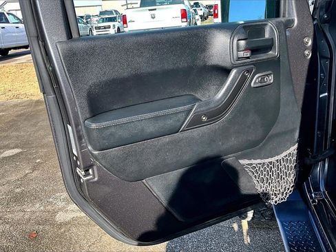 Used 2017 Jeep Wrangler Unlimited Sahara image 19