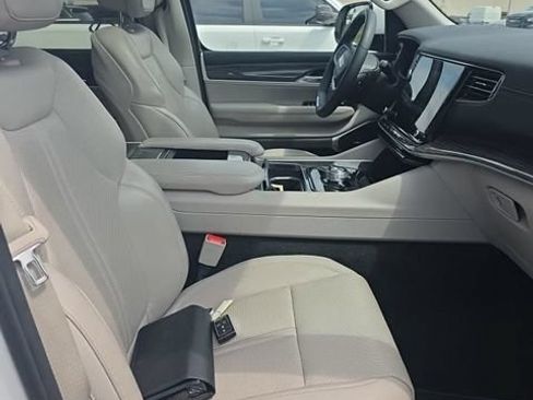Used 2022 Jeep Wagoneer Series II w/ Premium Group I AWD/4WD image 9