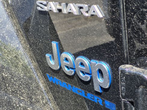 Used 2023 Jeep Wrangler Unlimited Sahara w/ Cold Weather Group image 16