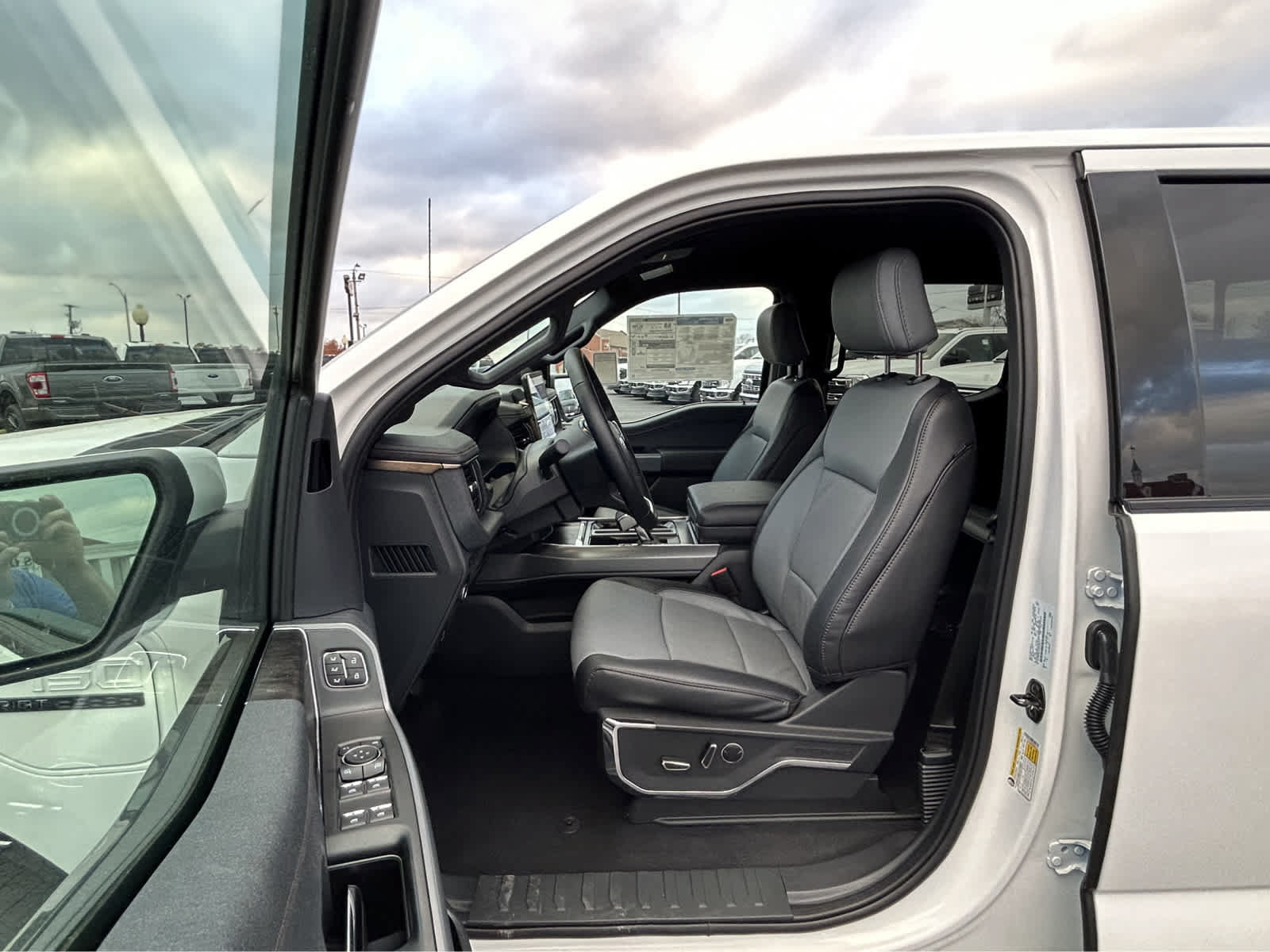 New 2023 Ford F150 Lightning Lariat AWD/4WD image 24
