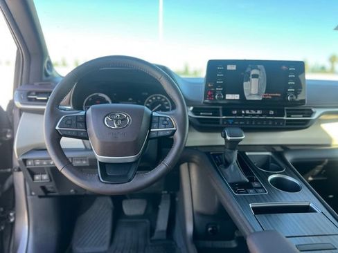Used 2024 Toyota Sienna Platinum FWD image 11