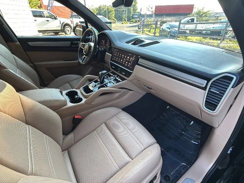 Used 2023 Porsche Cayenne Platinum Edition AWD/4WD image 27