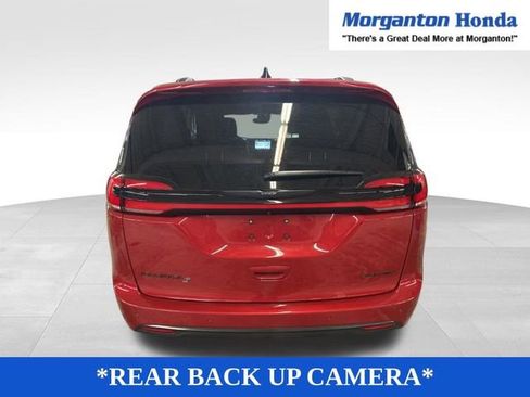 Used 2025 Chrysler Pacifica Limited image 8