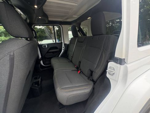 Used 2025 Jeep Wrangler Unlimited Sahara AWD/4WD image 21