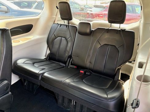 Used 2023 Chrysler Pacifica Touring-L FWD image 11