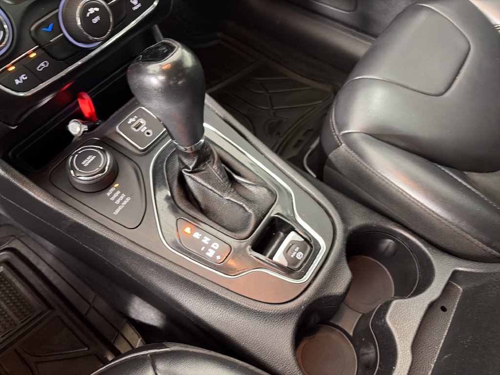 Used 2019 Jeep Cherokee Latitude Plus AWD/4WD image 22
