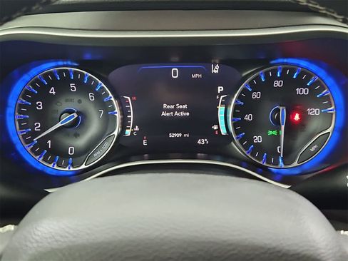 Used 2024 Chrysler Pacifica Touring-L image 33