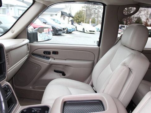 Used 2005 Chevrolet Suburban 2500 LT w/ Preferred Equipment Group image 14