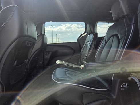 Used 2025 Chrysler Pacifica Limited FWD image 8