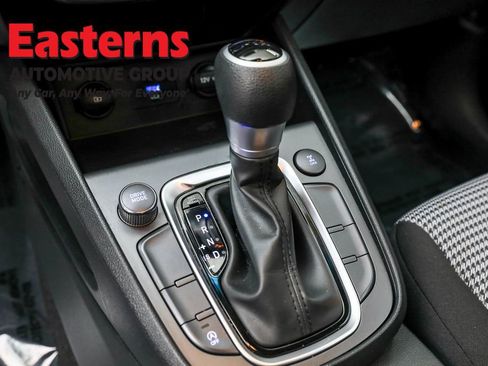 Used 2022 Hyundai Kona SE w/ Winter Weather Package image 13