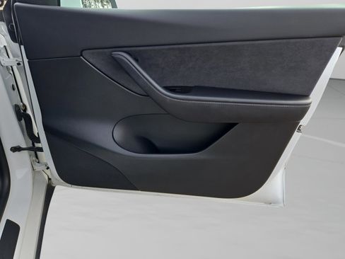 Used 2020 Tesla Model Y Long Range image 28