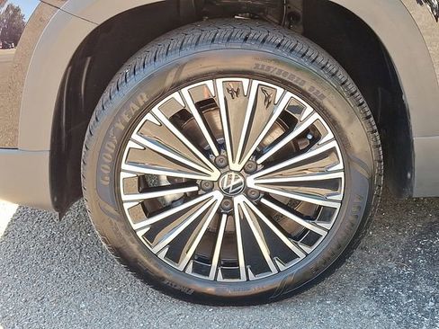 Certified 2025 Volkswagen Taos SE image 28