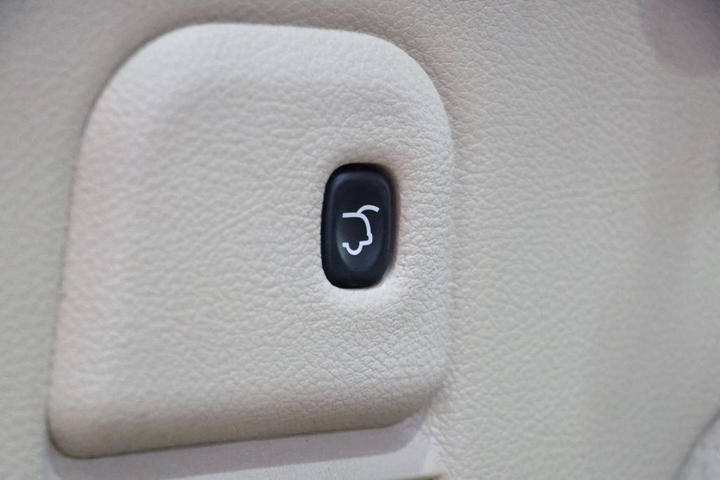 Used 2017 Jeep Grand Cherokee Overland w/ Jeep Active Safety Group AWD/4WD image 38