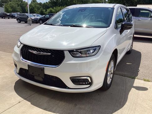 Used 2025 Chrysler Pacifica Select FWD image 3