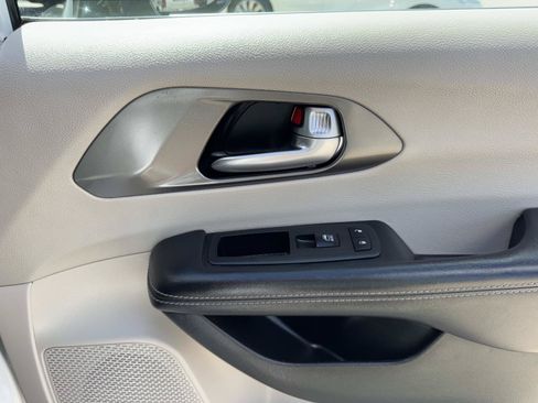 Used 2024 Chrysler Pacifica Touring-L FWD image 14