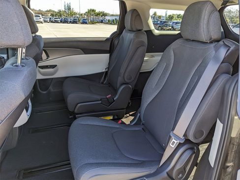 Certified 2022 Kia Carnival LX image 19